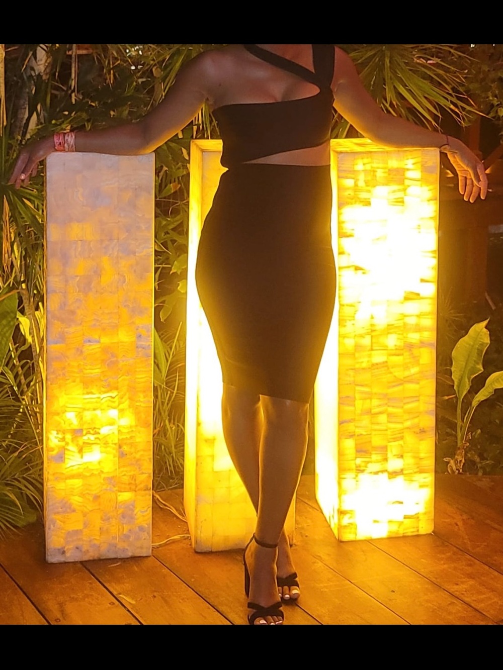 Elegant Black Midi Pencil Skirt - Sleek Evening Style